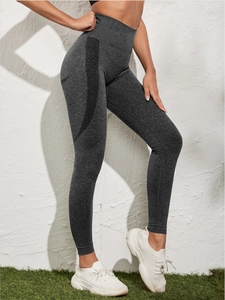 Gros plan sur le legging de yoga taille haute avec tissu chiné et empiècements noirs