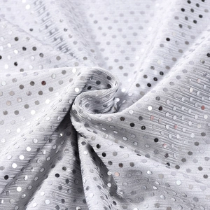 Vue macro du tissu à paillettes argentées avec empiècements métalliques et texture