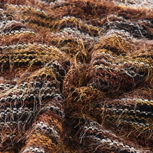 Vue détaillée de la texture du tissu tissé multicolore en marron, noir et beige chic