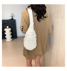 Détail du sac bandoulière blanc matelassé avec texture nuage et tissu doux léger