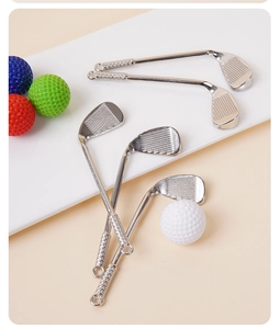 Vue macro de pendentifs club de golf en alliage argent avec rainures et anneaux de tête