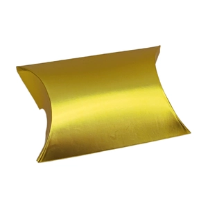 Detailaufnahme einer goldfarbenen Geschenkbox in Kissenform aus glänzendem Kraftpapier