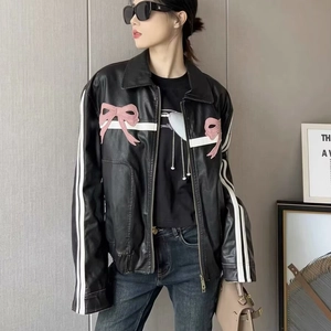 Veste pour femme en similicuir noir avec nœuds roses et rayures blanches sportives
