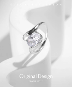 Détail macro de la bague serpent en argent avec pierre ovale et lignes asymétriques