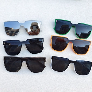 Oversized Square Sunglasses For Women And Men UV400 Protection Flat Top Trendy Resin Frame PC Lens With Rivet Decor