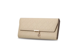 Detailansicht der beigen Damen-Gitterbrieftasche mit Blattanhänger und Metallplakette