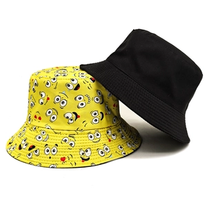 Bob jaune avec imprimés émoticônes et chapeau réversible noir uni pour le soleil d'été