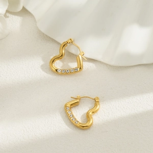 Boucles d'oreilles cœur dorées 18 carats avec oxydes de zirconium étincelants
