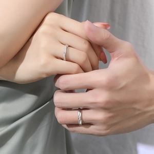 Moebius S925 sterling silver couple rings worn by hand for an elegant minimalist look