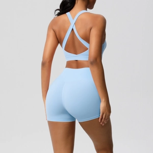 Rückansicht des hellblauen Yoga-Sets mit gekreuztem Sport-BH und High-Waist-Shorts