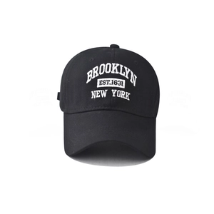 Detailopname van Brooklyn borduurwerk op zwarte katoenen honkbalpet met gebogen klep