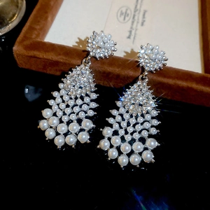 Sparkling teardrop pearl earrings with rhinestones on a silver needle in French luxury style