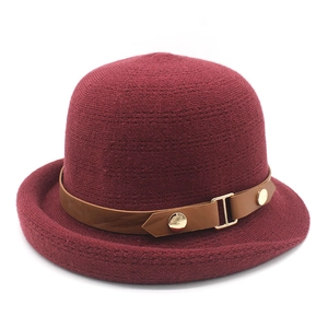 Chapeau cloche en tricot bordeaux avec bride en cuir marron et boucle dorée