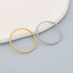 Bagues ouvertes minimalistes en acier inoxydable doré et argenté sur surface