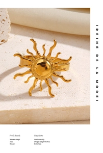 Detailansicht eines goldenen Sonnenrings im Vintage-Stil auf minimalistischem Stein