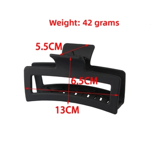 Detailed dimensions of 13cm matte black hair claw clip showing length, height, and weight