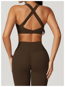 Vista posteriore del set yoga caffè con reggiseno sportivo incrociato e leggings a vita alta