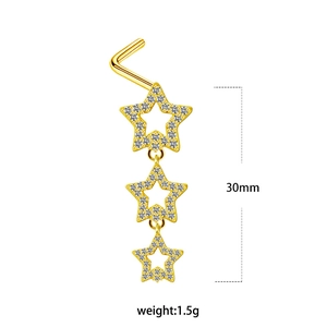 Détail du piercing nez doré avec trois étoiles en zircons brillants, longueur de 30mm