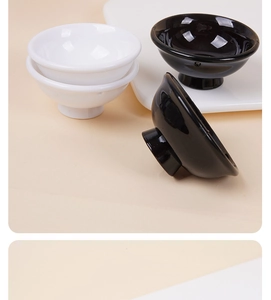 Close-up of 6.5cm miniature dollhouse ramen bowls in glossy black and white finish