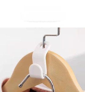 Close-up of white PP plastic clothes hanger connector hook with 5kg load capacity
