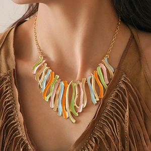 Collier bohème doré avec pendentifs colorés en émail présenté sur un mannequin femme