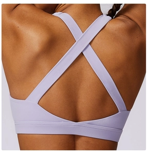 Dettaglio posteriore delle spalline incrociate del reggiseno sportivo lavanda
