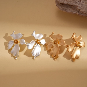 Künstlerische matte Blumen-Ohrstecker in Gold und Silber auf Holz-Display