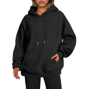 Détail d'un sweat à capuche noir oversize avec poche kangourou et poignets côtelés de sport