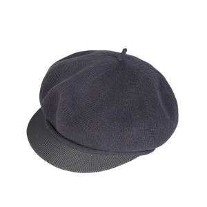 Béret tricoté gris foncé avec courte visière et texture respirante élégante