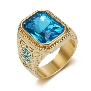 Bague hip hop dorée avec une grande pierre bleue rectangulaire et gravures latérales