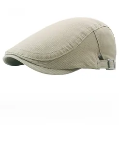 Détail de la casquette plate en coton rayé kaki avec boucle métallique réglable