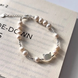 Elegant S925 silver freshwater pearl bracelet with cat-shaped mother of pearl charm