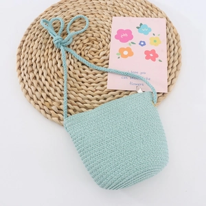 Borsa a tracolla in paglia intrecciata azzurro menta per bambini per spiaggia ed estate