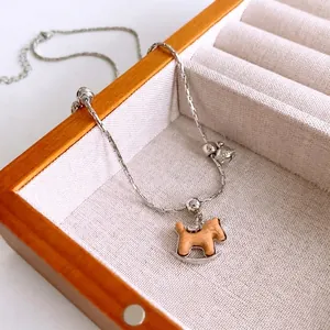 Collier minimaliste à pendentif cheval à bascule en bois avec chaîne argentée