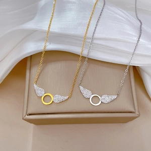 Colliers avec pendentif aile en acier titane doré et argenté avec diamants