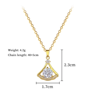 Vue détaillée du pendentif en éventail avec dimensions 2,3 cm x 1,7 cm et chaîne 40+5 cm