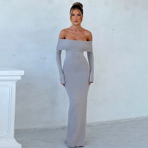 Elegantes schulterfreies graues Strickmaxikleid mit langen Ärmeln und schlanker Silhouette