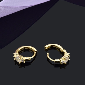 S925 sterling zilveren oorringen met melkwitte ovale steen en kristal accenten