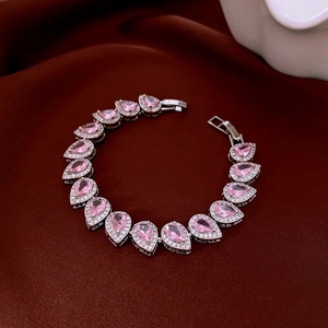 Détail du bracelet argenté avec cristaux roses taille poire et pavé de zircones cubiques