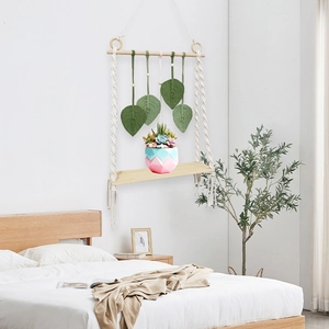 Étagère murale en macramé bohème avec feuilles vertes décoratives et tablette en bois