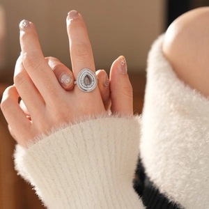 Détail de la bague luxueuse en zircone en forme de poire portée sur le doigt