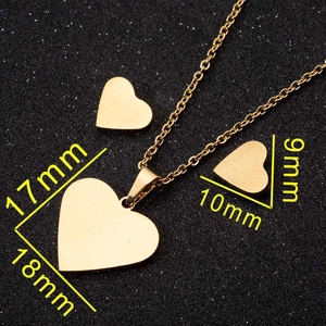 Parure de bijoux coeur doré avec collier et boucles d'oreilles vue à 45 degrés