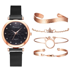 Dettaglio dell'orologio al quarzo nero con quattro bracciali coordinati in oro rosa