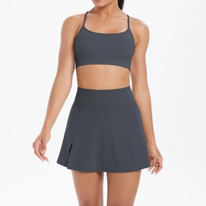 Détail d'un ensemble brassière et jupe-short gris foncé extensible pour tennis et fitness
