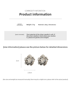 Détail de boucles d'oreilles rose losange avec tiges en argent, strass et mesures