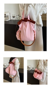 Dettaglio della borsa a secchiello in nylon rosa e marrone con coulisse e tracolla