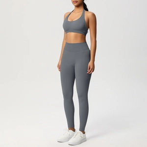 Dettaglio dei leggings da yoga in maglia grigia a vita alta e del reggiseno sportivo coordinato