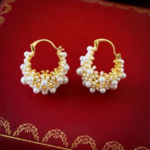 Orecchini a cerchio placcati in oro con perle bianche e raffinato design a ventaglio