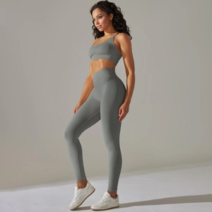 Détail de l'ensemble legging de yoga taille haute sans couture et brassière de sport grise