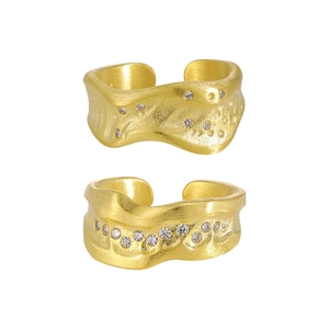 Minimalist gold textured ring with brushed finish and zircon stones in irregular wave shape